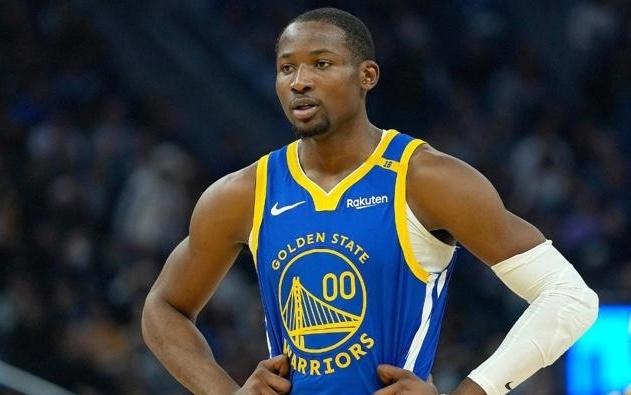 尴尬！库明加成2021届前十顺位唯一未续约球员，前景引发热议