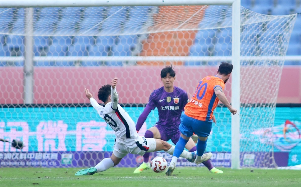 搅乱中超争冠形势！泰山31逆转终结海港4连胜卡扎双响泽卡2助