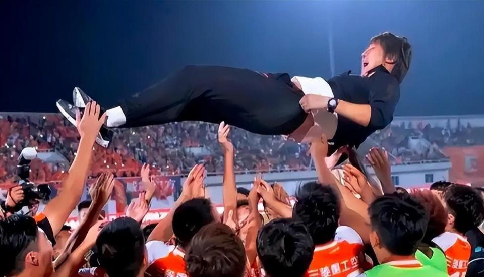 中超旧将：李铁执教能力很强！对足球非常热爱，训练量大+要求高