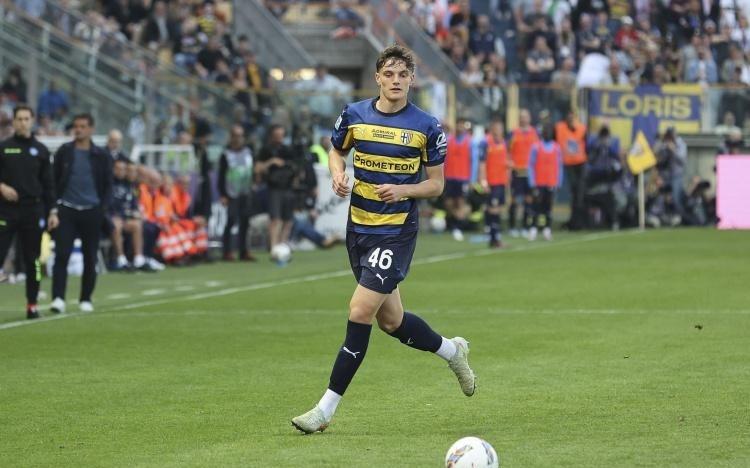 TA：利物浦计划让莱奥尼立即融入一线队，绝不会外租他