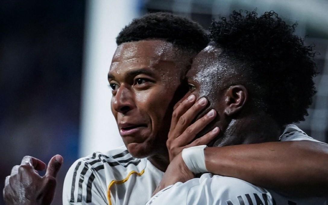 这可不兴说，维尼修斯朝场内骂骂咧咧，姆巴佩上前秒捂嘴