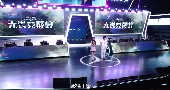 LPL女主持泱泱晒照：休息一天我先逛为敬明天是ALvsNIP！