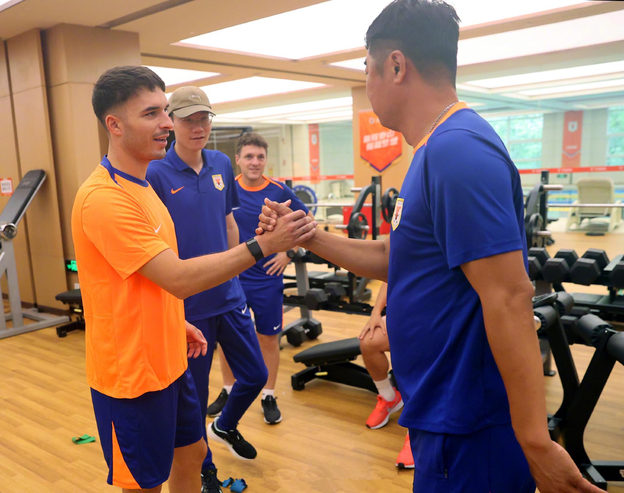 中超转会动态：泰山队洛佩斯或走人，升班马接近敲定中卫外援！