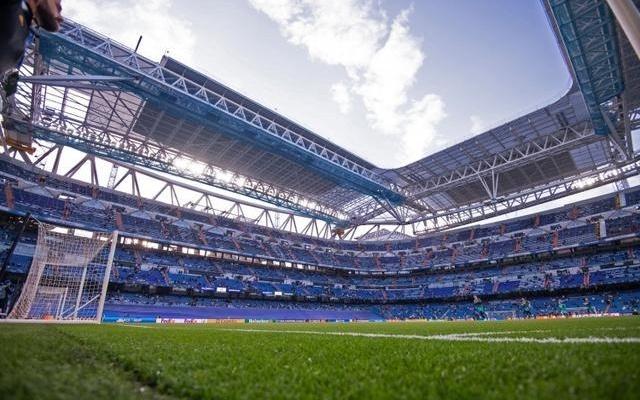 挺团结世体：西人粉丝在伯纳乌高喊“XX巴萨”，皇马球迷加入