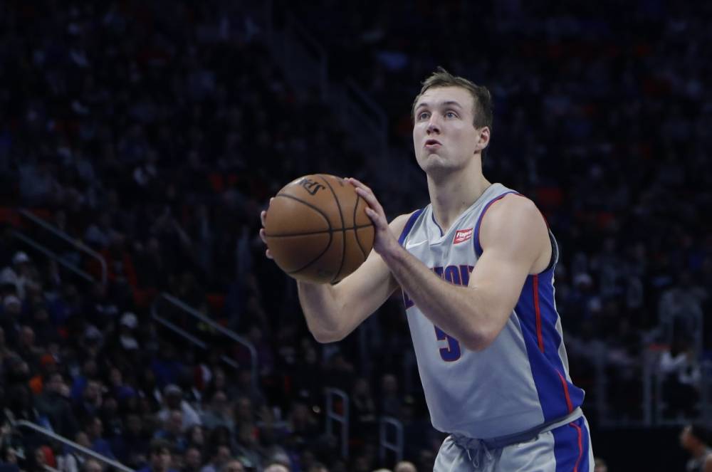 101人效力过老鹰和活塞为NBA任意两
