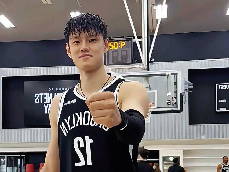 刚拿到NBA合同就陷圈钱争议！曾凡博中国赛见面签名收费高