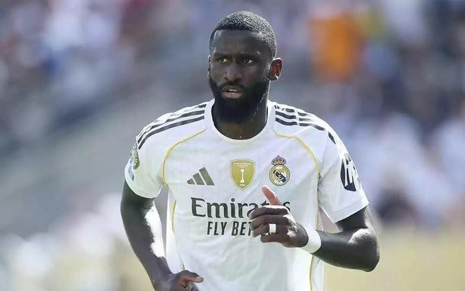 记者：吕迪格虽膝盖不适但准备强行出战，预计他会首发上场