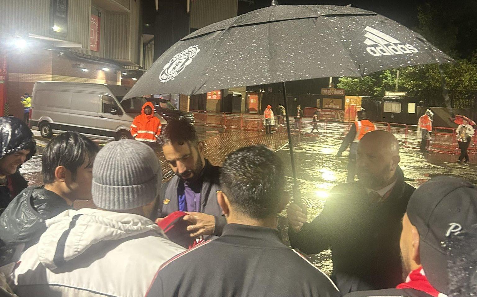 心系球迷！阿莫林贏球後晚上9點冒雨在球場外爲球迷簽名合影