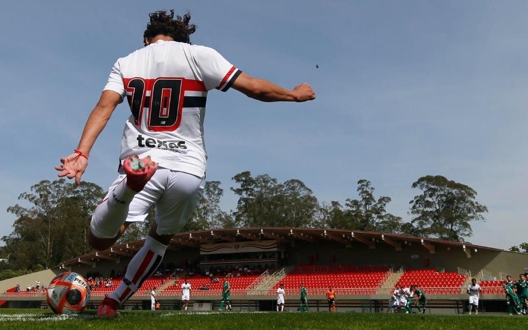 每体：多家俱乐部关注圣保罗青训小将扎巴雷利，巴萨有意引进