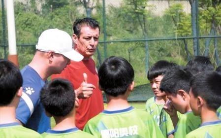 曾与马拉多纳对战与孩子们在一起最快乐