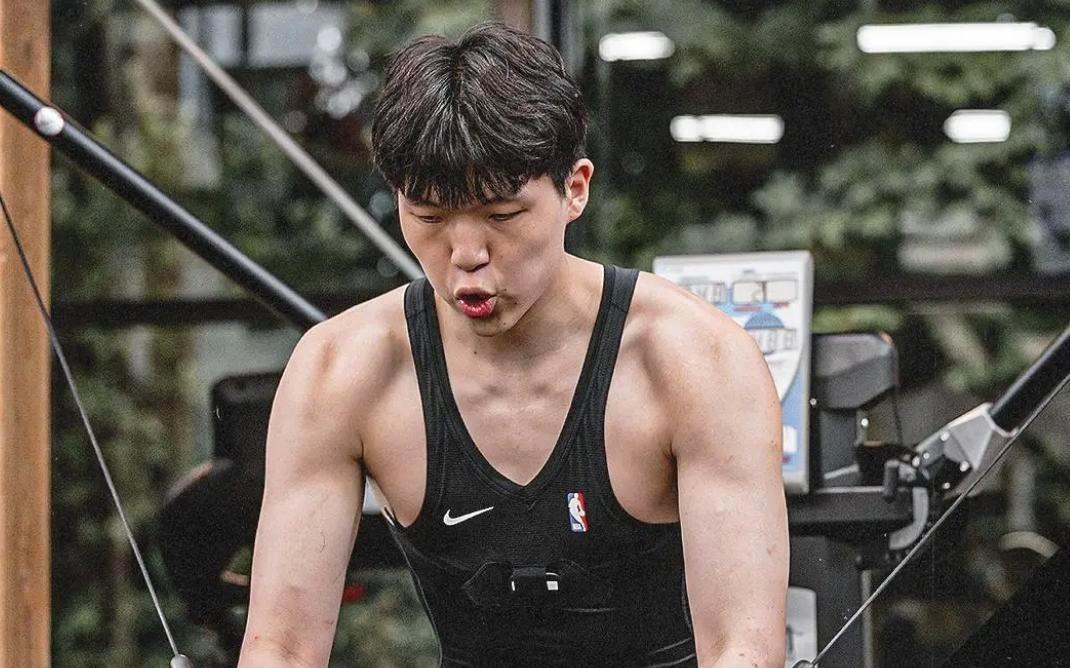 姚明之后又一人！20岁杨瀚森首次DNP坐穿板凳，速度短板成致命伤