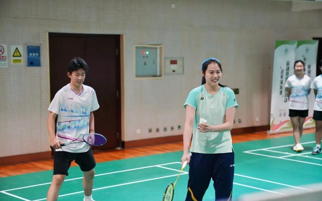 聚焦“冠军体育课”，郑雨走进北京交通大学附属中学