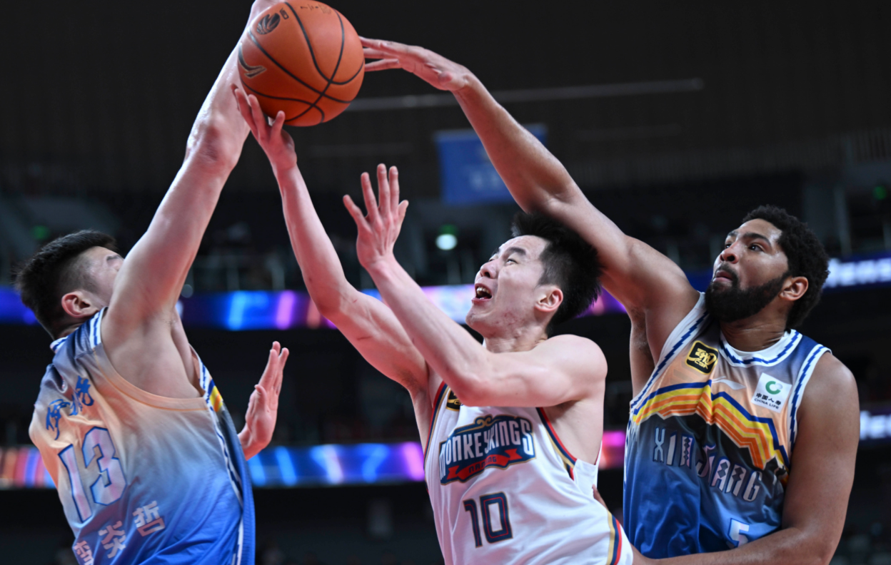 季后赛场均仅8分5板！同曦继续押宝2米03后卫，还能证明自己吗