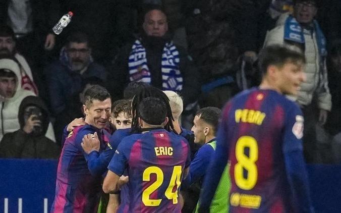 世体：西班牙人球迷在球员通道投掷水瓶，可能被罚关闭看台