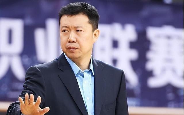 媒体人：王治郅身份特殊无法全职进入国家队教练组，但每次都有召必到