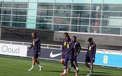 记者：英格兰24人全部参加训练，斯通斯因肌肉问题已经离队