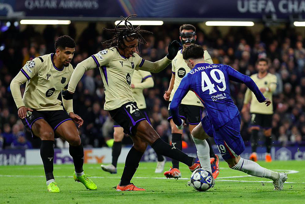 对手3球被吹仍03！欧冠英西巅峰对决神剧情：11.1亿豪门惨遭吊打