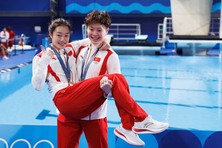 女子双人3米板奥运摘金 陈艺文说“终于熬出头了”