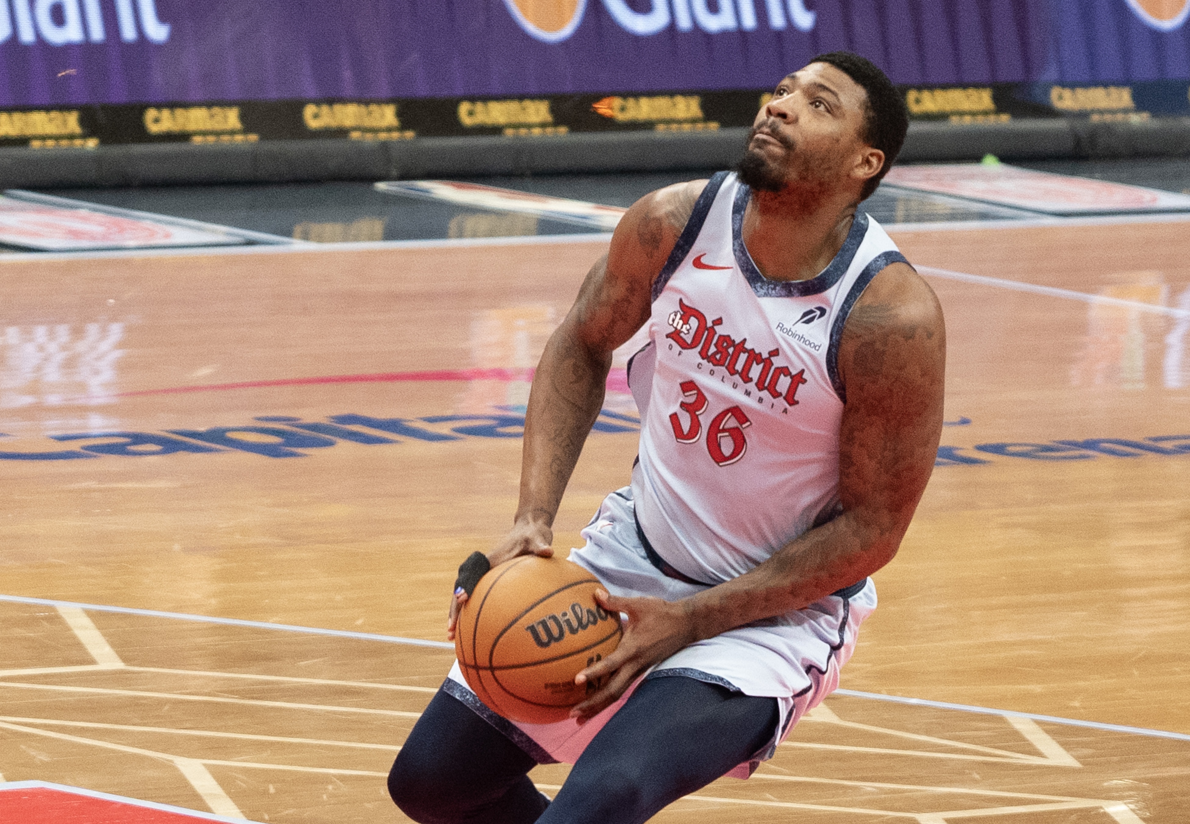 昔日DPOY！美记：交易斯玛特感兴趣者寥寥其他球队期待买断捡漏