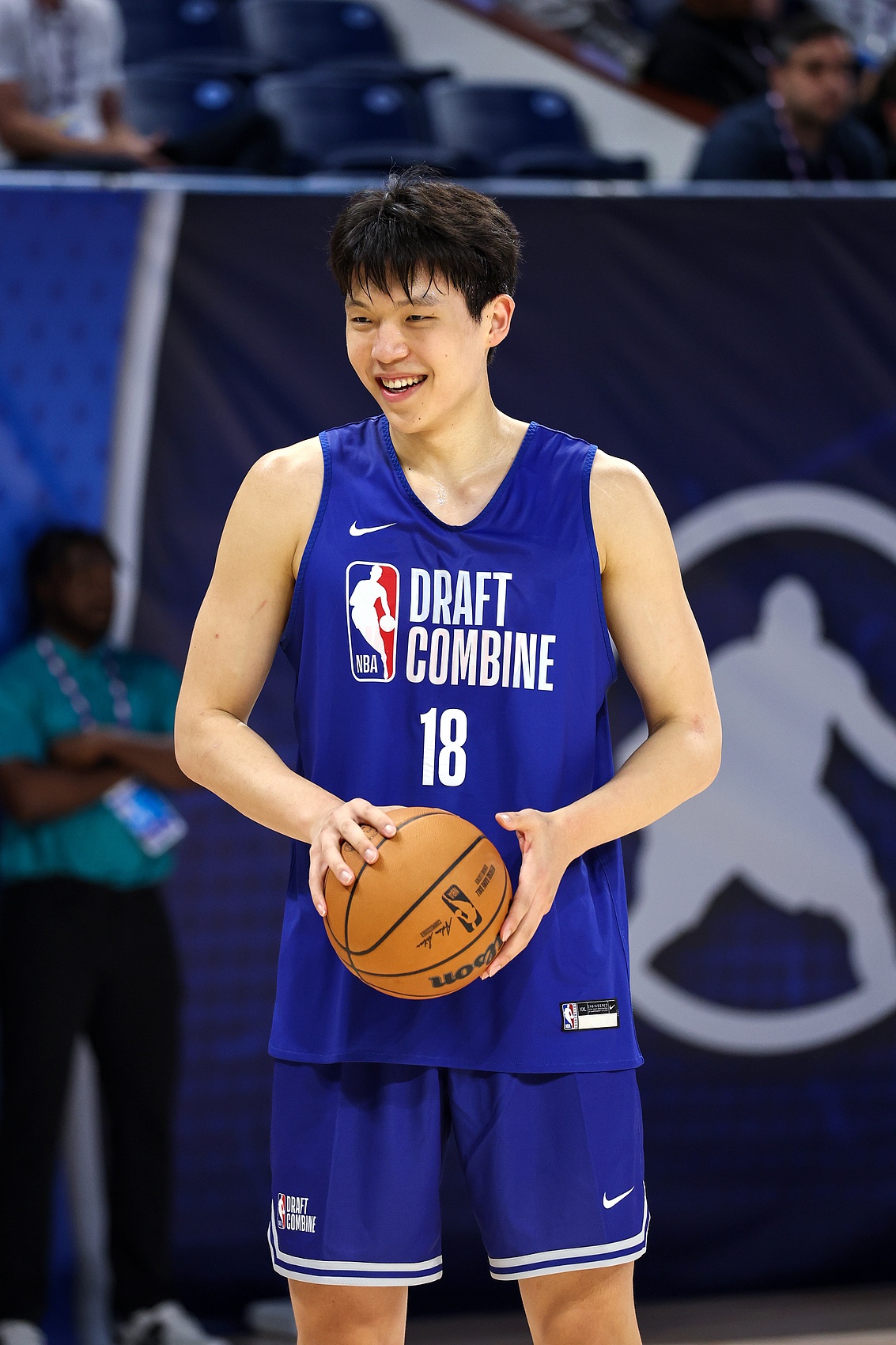 媒体人：杨瀚森在芝加哥将继续接受官方培训并参加球队单独面试