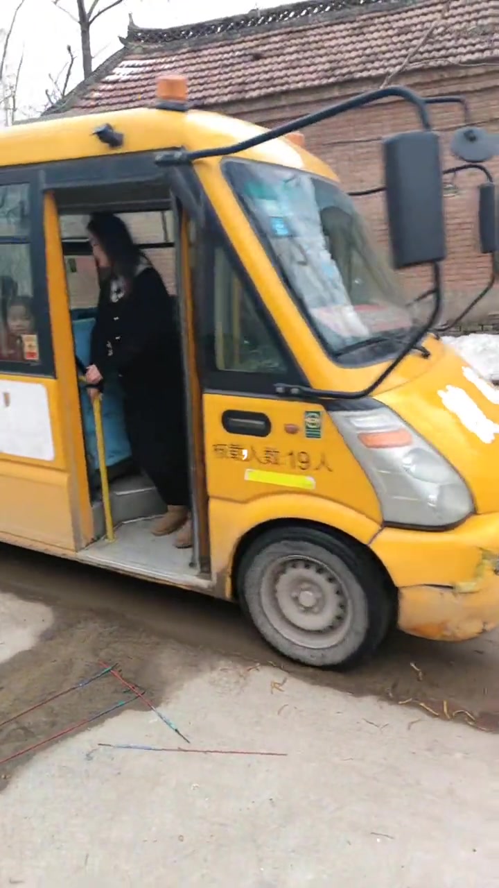 坐DJ校车 上摇摆学校