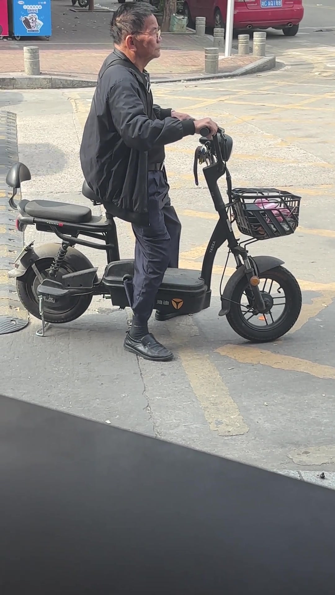 大爷想不通好好的车怎么不走了