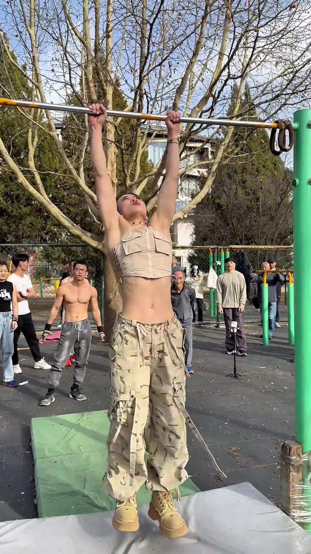 这是正常引体向上？这25岁小姐姐一看就是练家子！