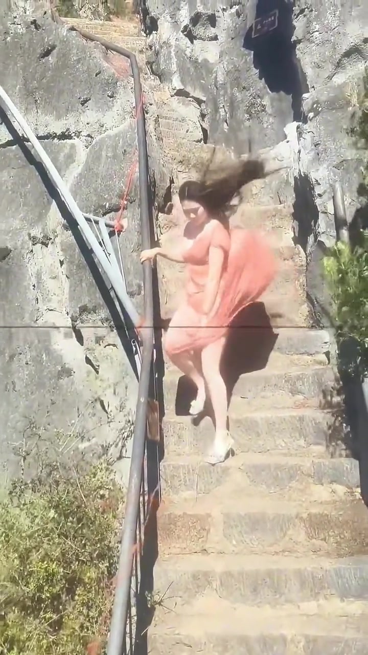 小姐姐也是厉害，穿裙子来爬山
