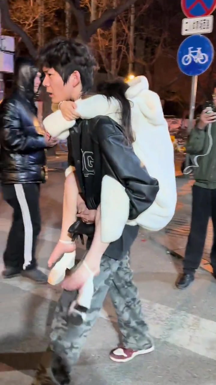 感觉小姐姐是在装醉，她怎么会抱那么紧呢