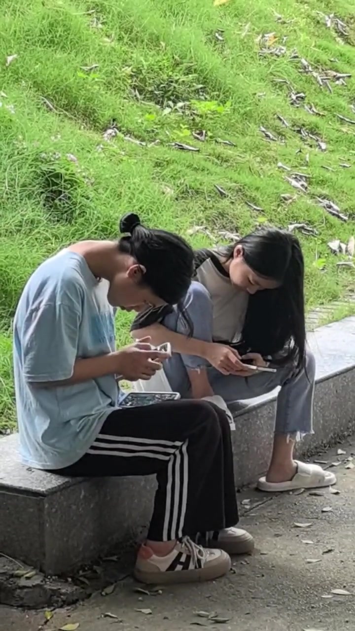 抓拍瞬间！现在的孩子看手机看得脖子都变形了