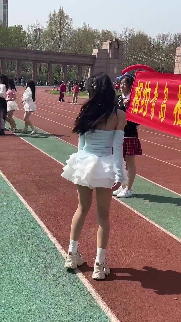 多白的女大学生在这跳一天 都得晒黑吧？