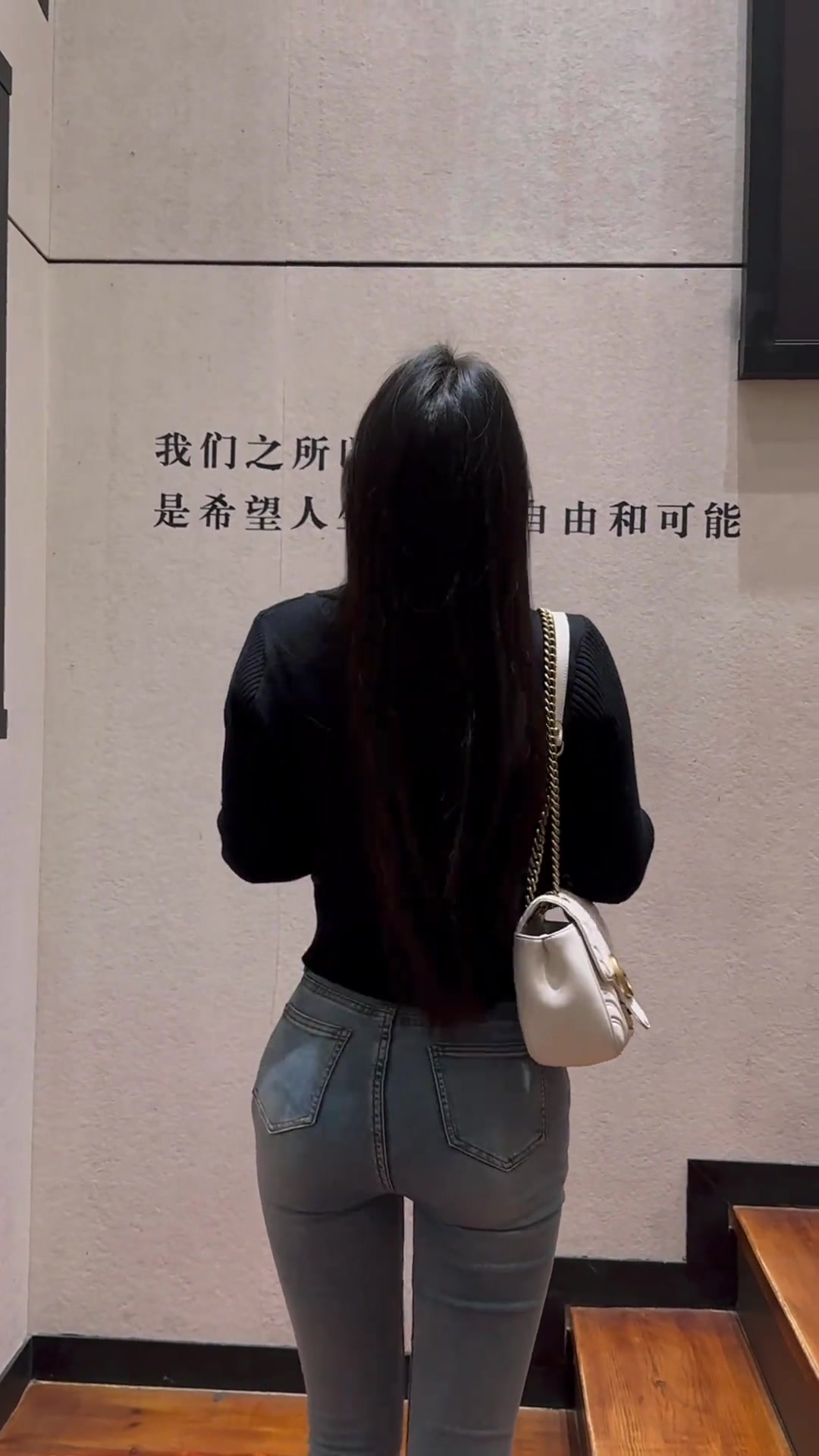 别人来这里是阅览书籍，而她是搔首弄姿！