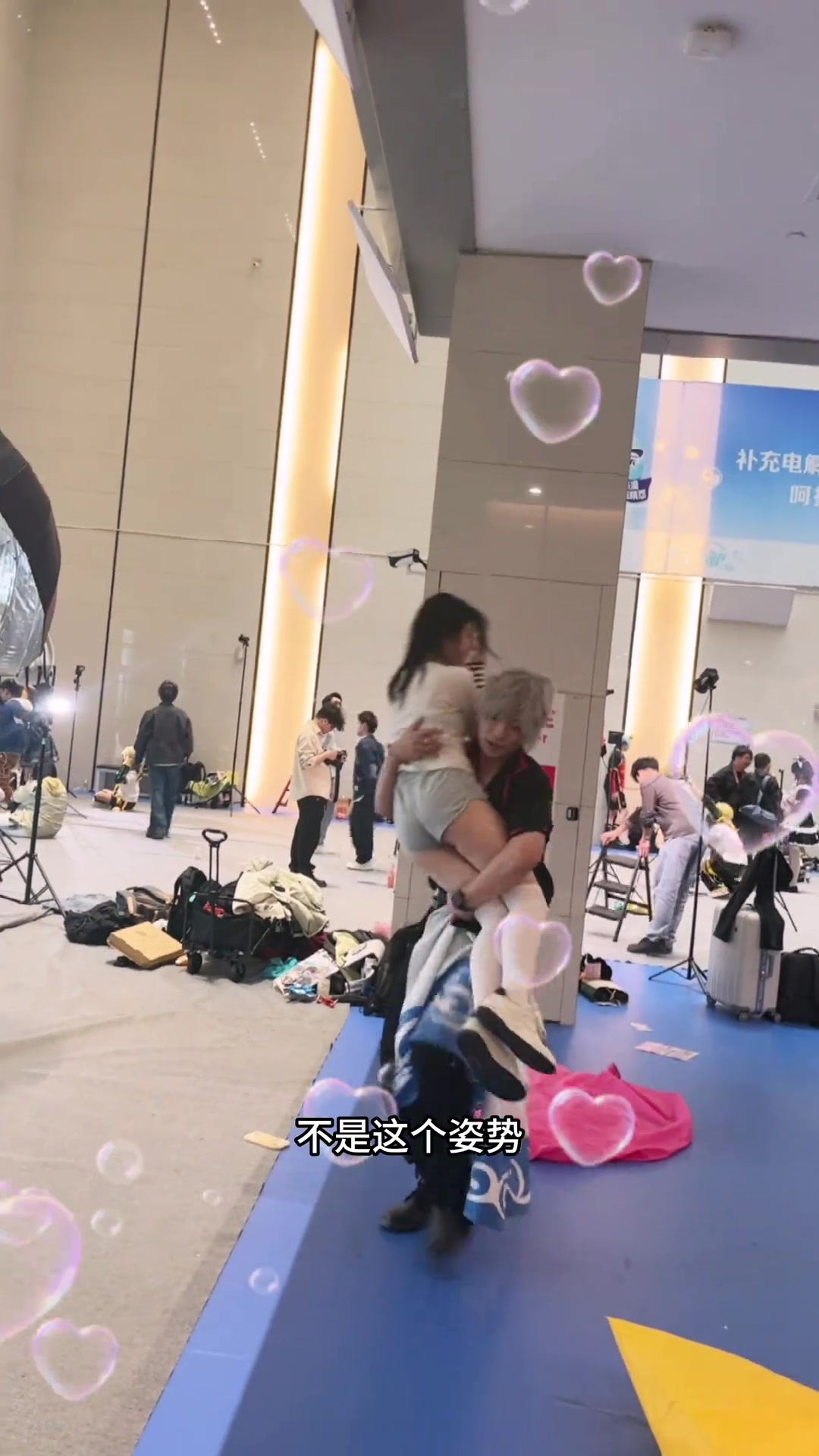 放开她！万年单身狗的高光时刻 抱美女啦