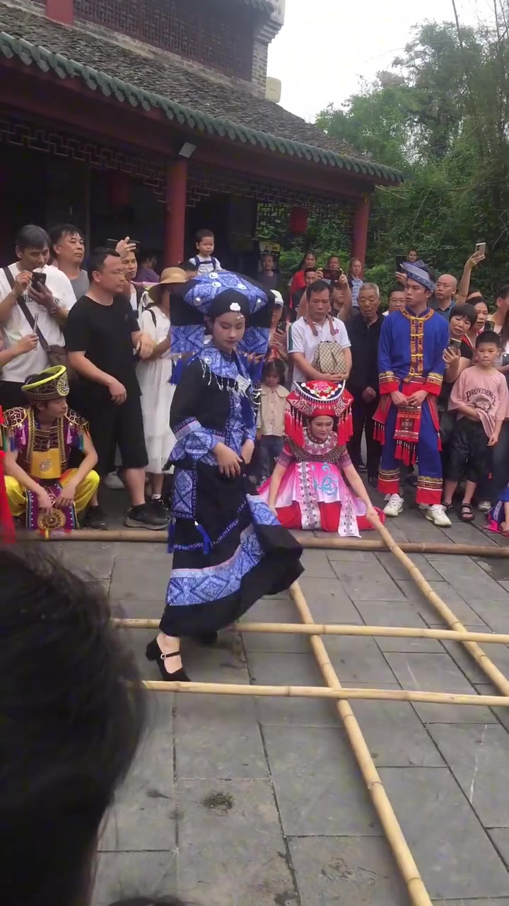 眼睛：会啦，轻轻松松 体验后，别夹我的脚啊