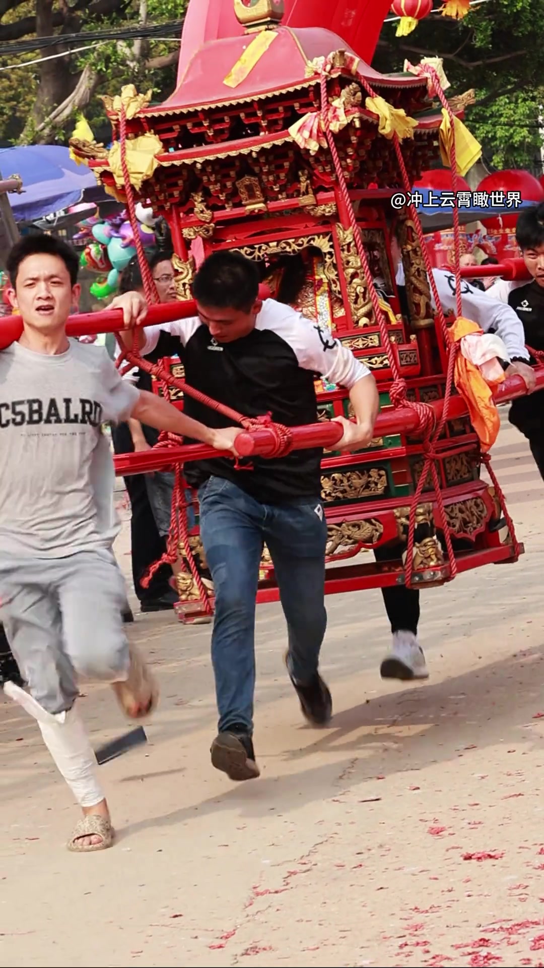 穿拖鞋的这位是大神