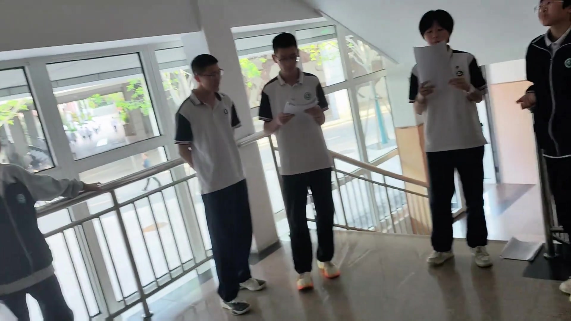 学生们演唱疯狂动物城主题曲