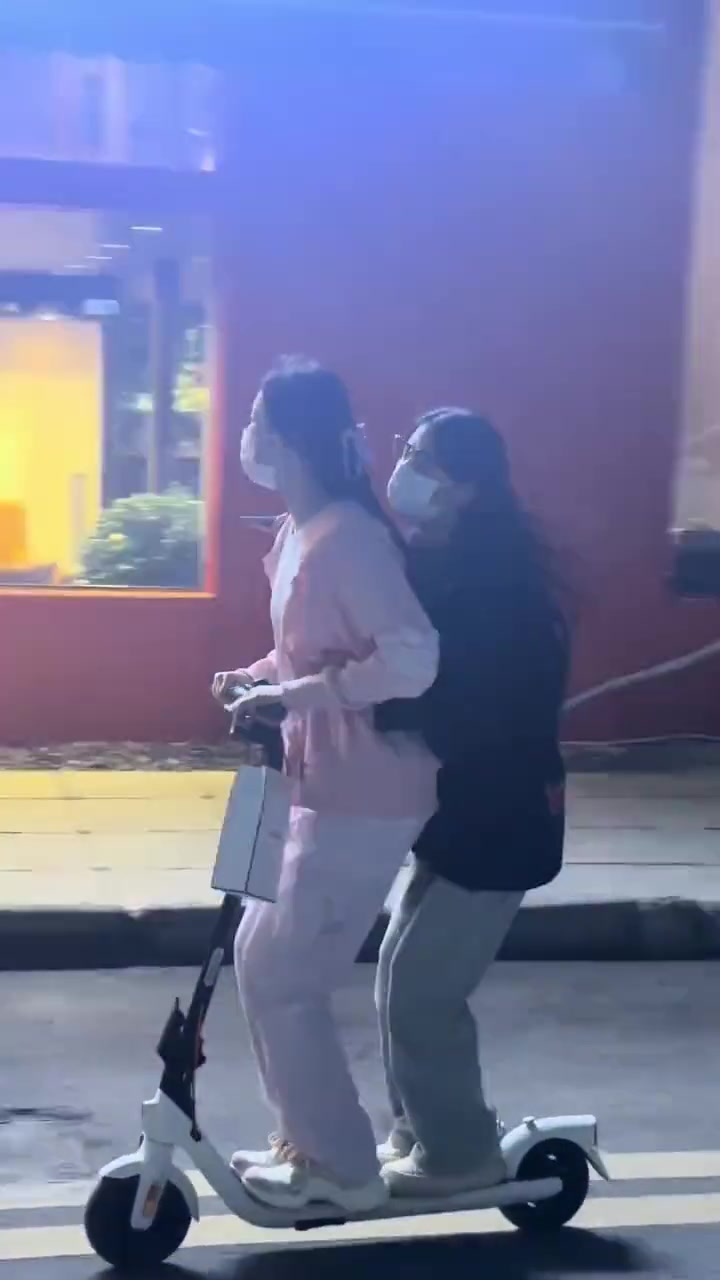 俩妹子滑的这么欢乐，都没能引起路人的注意？