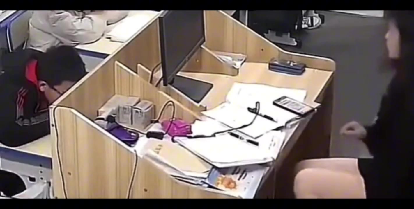 原来讲桌后的老师是这个模样的啊？