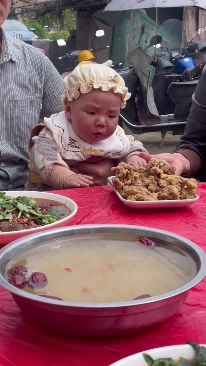 萌娃看到美食的神情，可以纳入表演教科书了