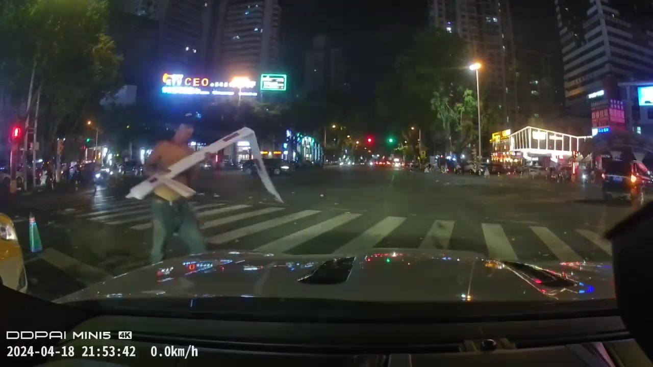 招谁惹谁了，举着杆子就过来砸车