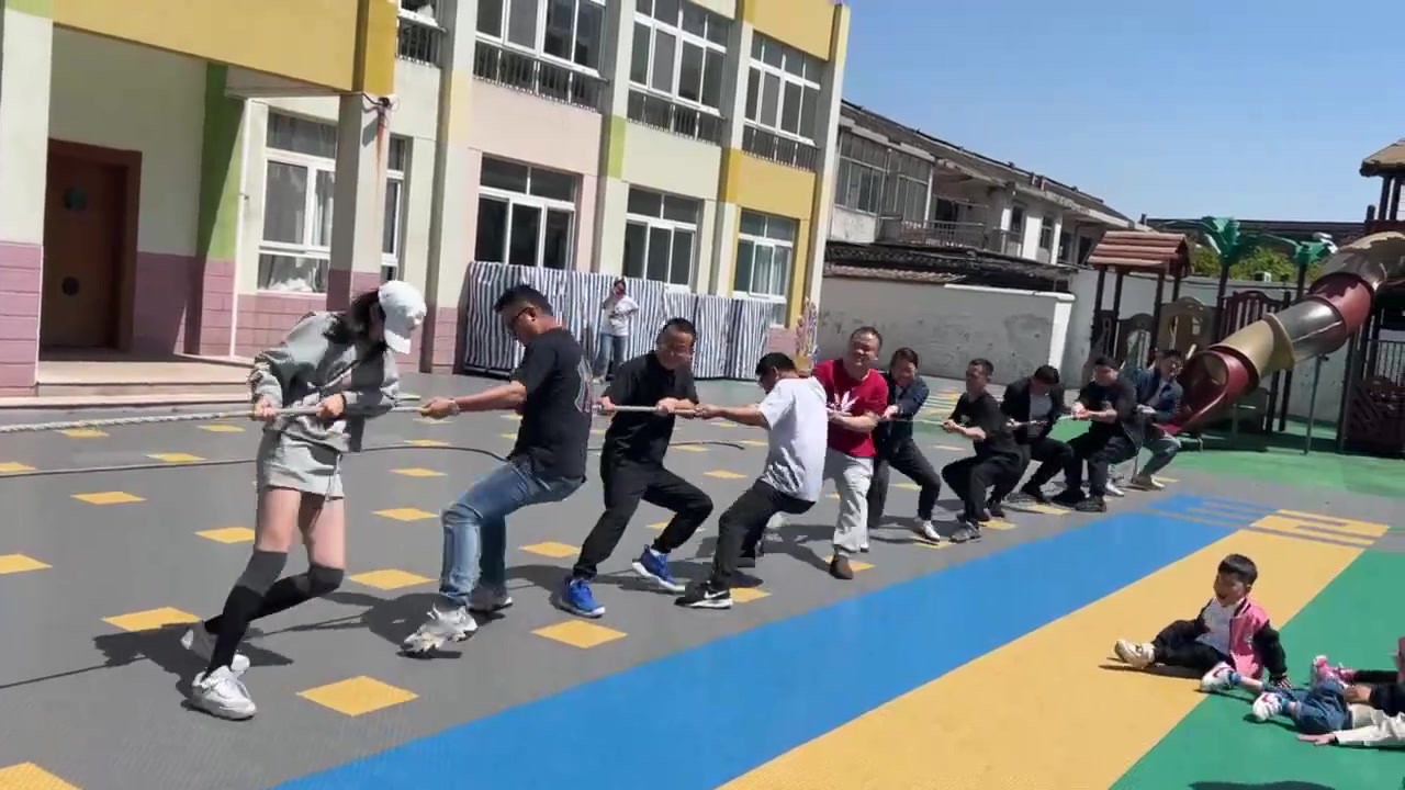 男女搭配，拔河力气翻倍