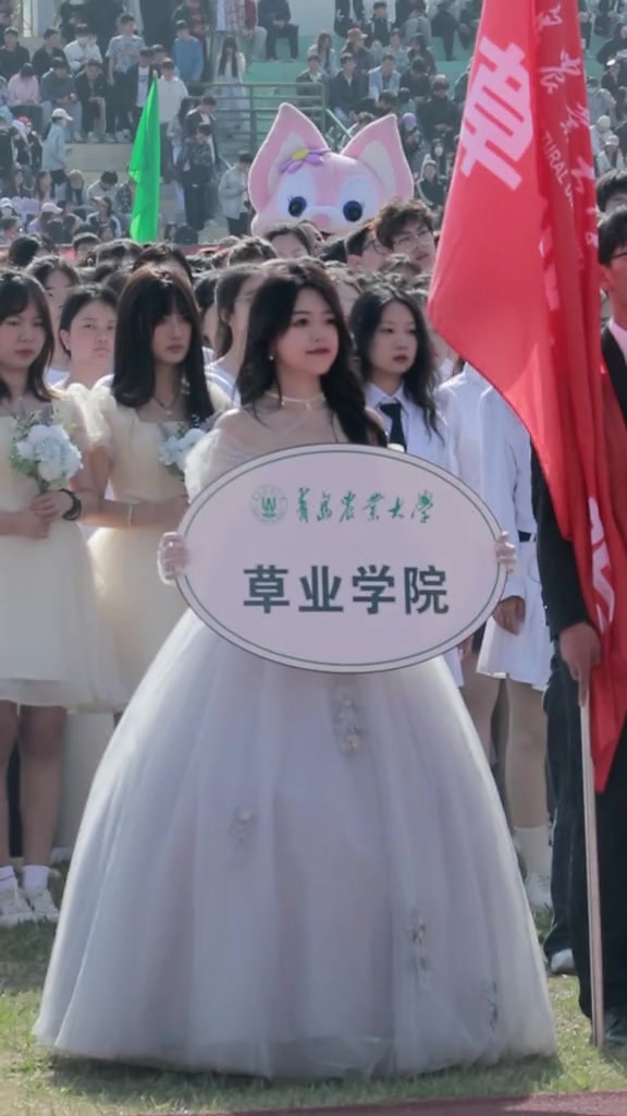 青农运动会这个举牌小姐姐真是富有且慷慨