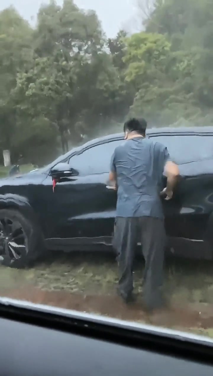 大雨中，感应式车门把失灵了