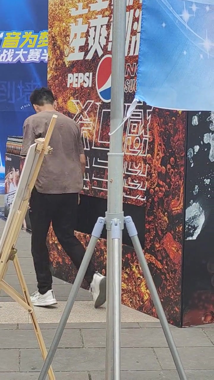 实锤，自动贩卖机里面真的是人！！！