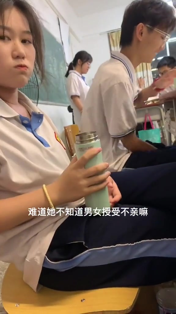 男同学擦杯子，女同学表情亮了