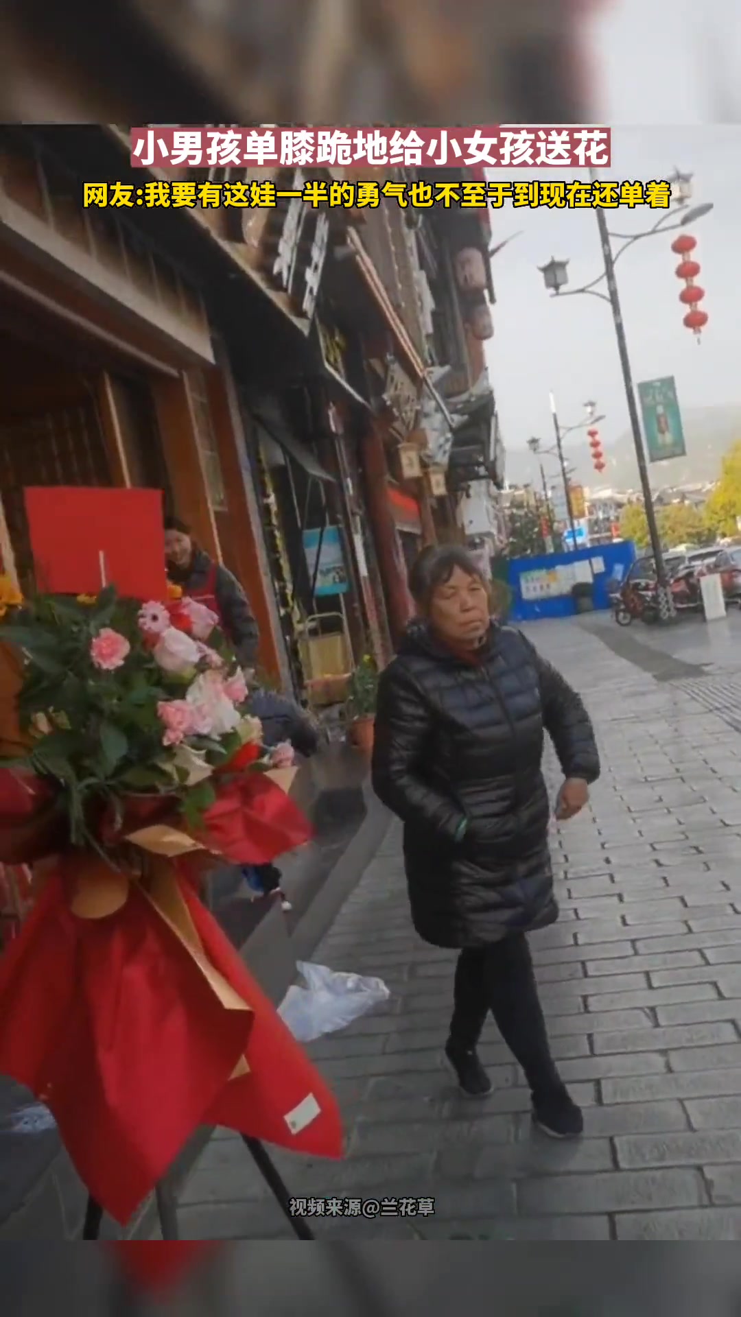小男孩勇气可嘉啊，单膝跪地给小女孩送花