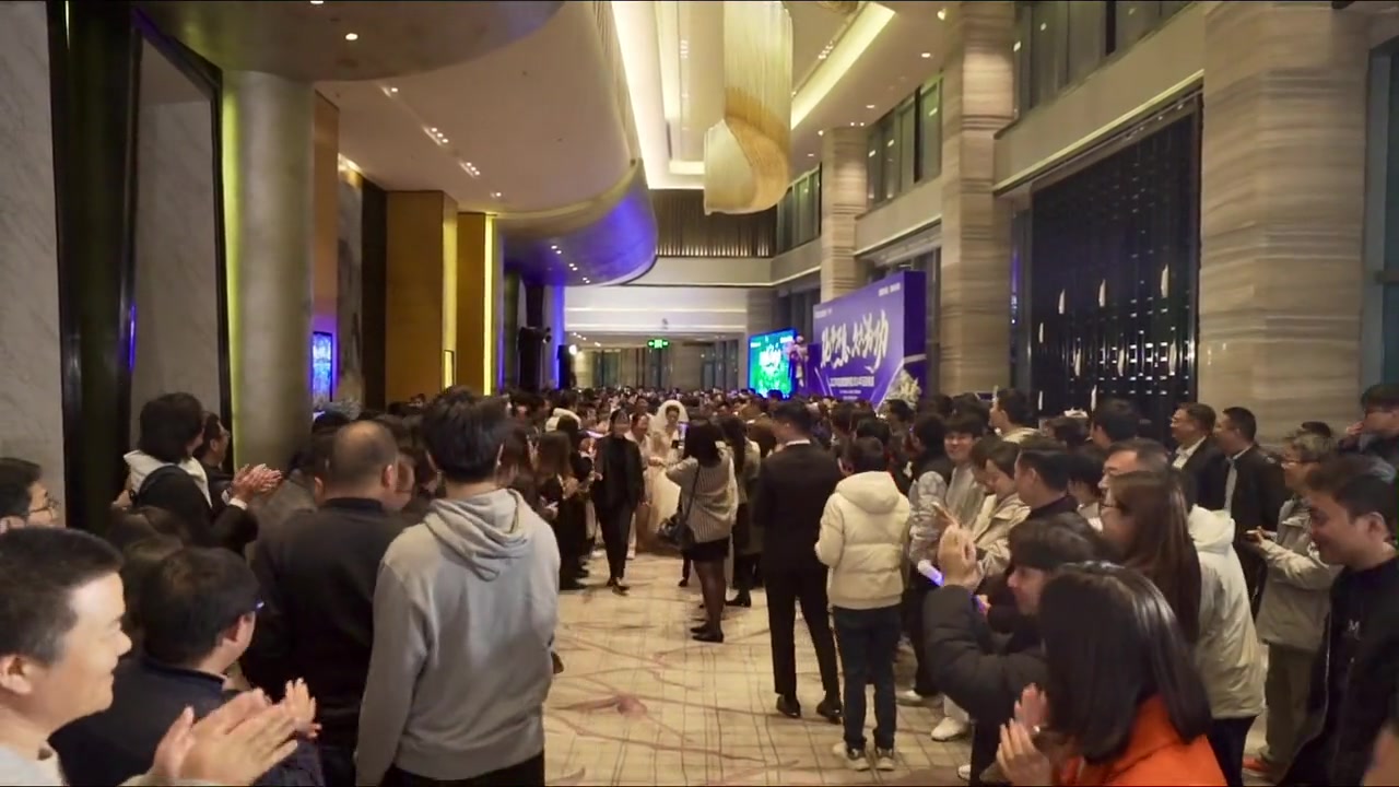 公司年会遇到隔壁的婚礼，氛围一下子就隆重了起来