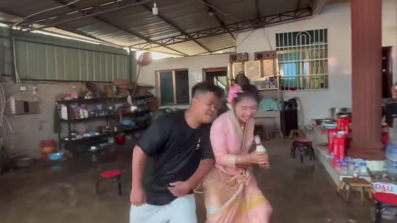 这舞倒不惊艳 反而这笑声太魔性了