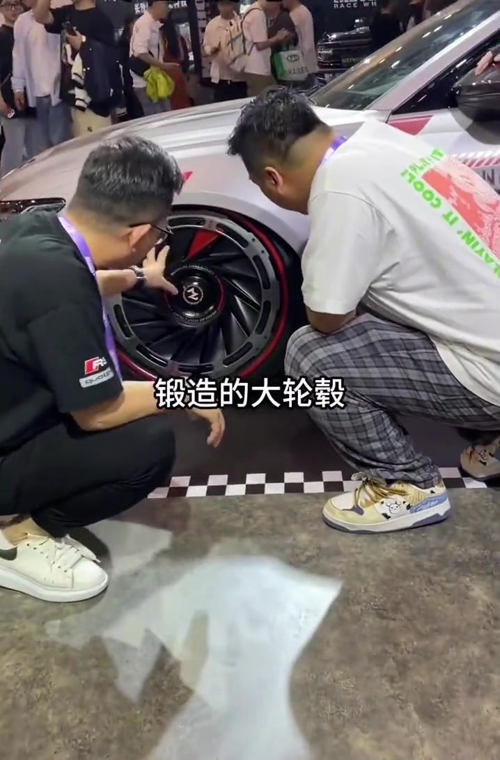 车展现场 一群人围着看，就你俩上手