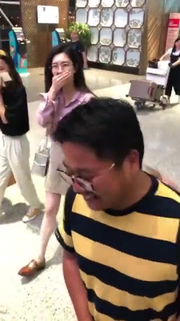 太有亲和力了！江疏影被陌生大叔搂腰，捂脸微笑调侃：他搂我腰诶！